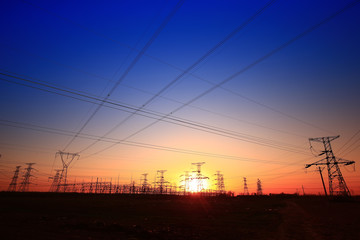 Fototapeta premium Zachód słońca sylwetka pylonu