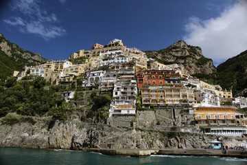 Fototapeta na wymiar Beautiful coloured homes on the cliff at Positano.
