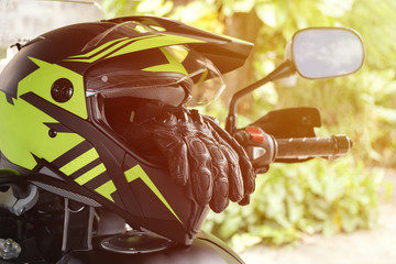 Naklejka premium Touring Adventure Helmet i skórzane rękawiczki na motocyklu Touring.