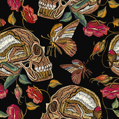 Borduurwerk schedel, bloemen en vlinder naadloos patroon. Gotische romantische borduurwerk menselijke schedels rode rozen, pioenrozen. Modesjabloon voor kleding, textiel, t-shirtontwerp