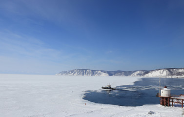 Исток реки Ангары в районе  посёлка городского типа Листвянка в Иркутской области