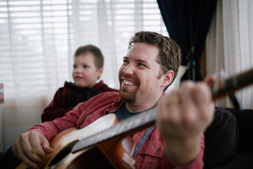 Obraz premium father teaching son how to play guitar