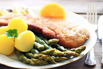 grüner Spargel mit Schnitzel