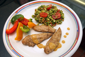 Hähnchenfilet mit Brokkolisalat