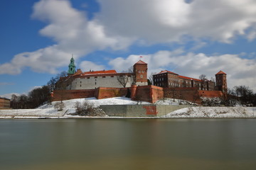 Widok zamku w Krakowie, Polska, z przeciwnego brzegu rzeki Wisły, słoneczny zimowy dzień,...