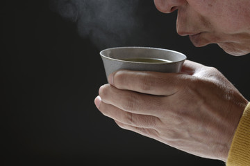 お茶を飲むシニア