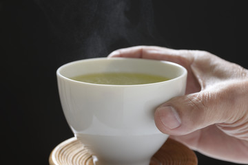 日本茶とシニアの手