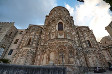 Obraz premium Monreale, Italy, Sicily. August 20 2015. The Piazza di Monreale, the Basilica, the fountain, tourists.