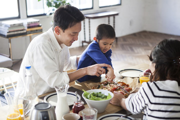 家族で仲良く食事中。