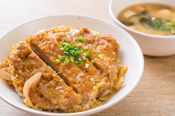fried pork cutlet rice bowl (Katsudon)