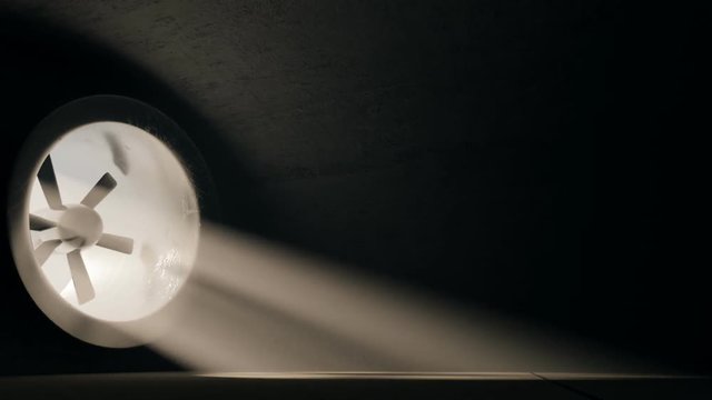 drehende Bel&uuml;ftungsanlage im dunklen Fabrikgeb&auml;ude