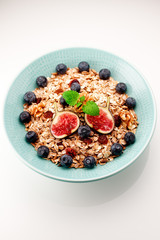 haferflocken mit blaubeeren und feige auf weiß