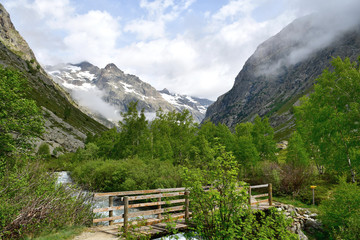 Petit pont en bois lors de la randonnée vers le refuge du Châtelleret