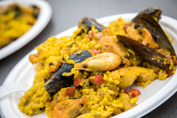 Zwei Teller Meeresfrüchte Paella mit Miesmuscheln und Krabben auf Street Food Markt