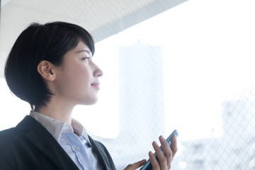 スマホを持つ女性