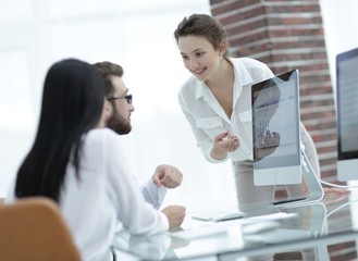 Obraz premium specialists of the company discussing financial schedules at the desk