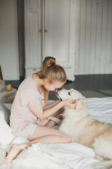 собака лабрадор лижет в нос свою хозяйку светловолосую девушку dog Labrador licks his mistress's nose blonde girl
