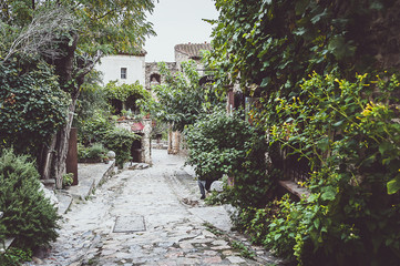 Ruelle pavée dans un village médiéval, Castelnou France