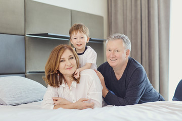 Obraz premium Grandmother and grandfather with grandson in a room in front of