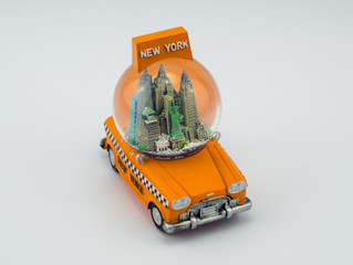 taxi de nueva york con bola de cristal de nieve con rascacielos souvenir