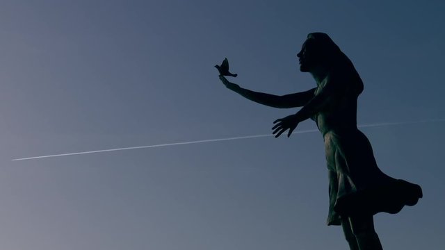 Estatua de bronze mulher