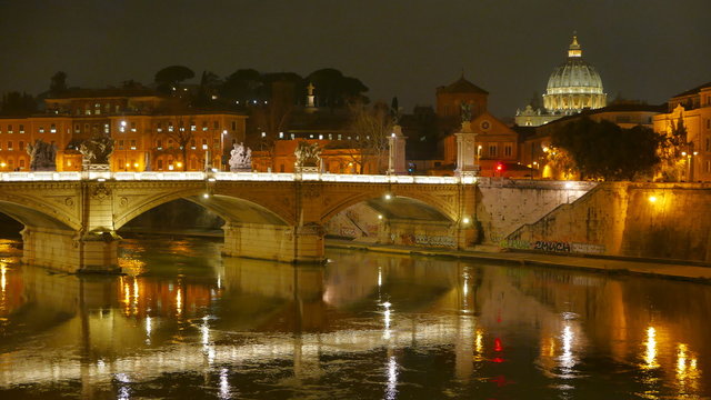 reflets sur le tibre &agrave; rome
