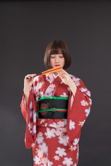 Fototapeta premium 着物 大和撫子 黒背景 日本舞踊 扇子