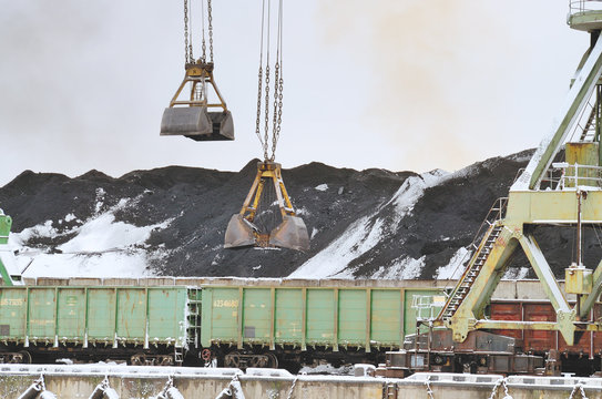 Unloading of coal from railway wagons.