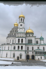 Fototapeta na wymiar Воскресенский собор с колокольней Новоиерусалимского монастыря в Истре.