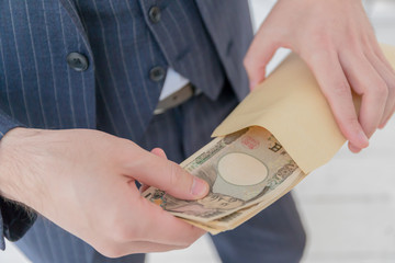 万札の枚数を数える悪そうな人の手元