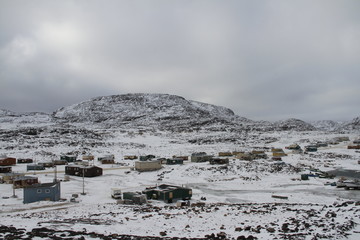 View of Cape Dorset Nunavut with a layer of snow on the ground, a northern Inuit community © Sophia