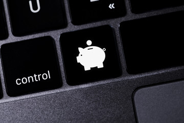 clavier d'ordinateur avec des icônes argent
