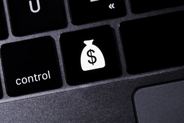 clavier d'ordinateur avec des icônes argent
