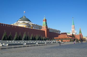 Obraz premium Moscow, Russia - March 19, 2018: The Moscow Kremlin and the Lenin Mausoleum on Red square in Moscow