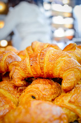 croissants dorés sortant du four