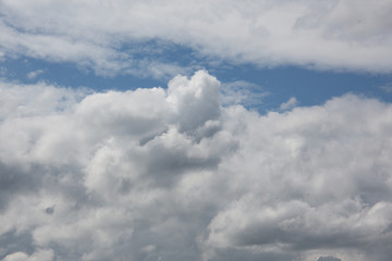 Fototapeta na wymiar Weiße Wolken am blauen Sommer Himmel