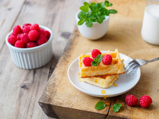 Waffeln mit frischen Himbeeren, Honig, Pfefferminze 