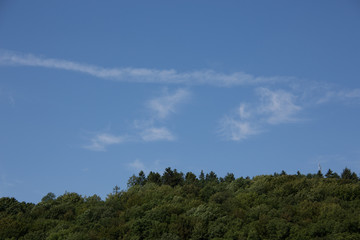 Fototapeta na wymiar Weiße Wolken am blauen Sommer Himmel