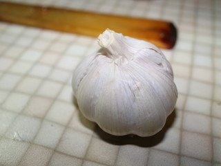 garlic on the kitchen table