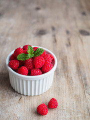 Frische Himbeeren in einer weißen Schüssel 