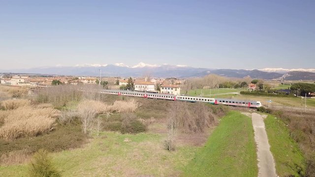Treno passeggeri intercity per Roma in transito in una campagna