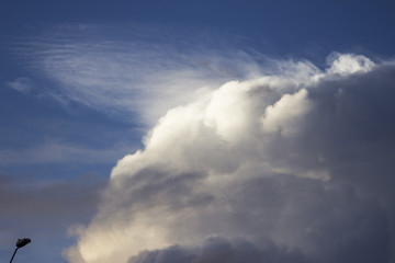 Fototapeta na wymiar Las nubes del atardecer