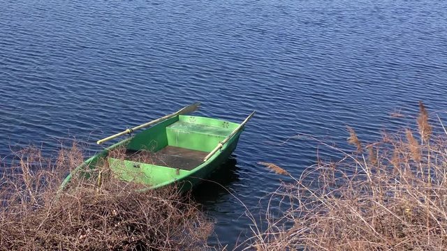 Festgemachtes Ruderboot auf einem See