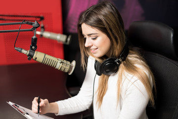 Obraz na płótnie Canvas Attractive woman radio host