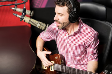 Obraz premium Vocal artist in a radio show