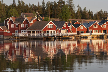 Fototapeta na wymiar Schwedische Holzhäuser im landestypischen rot, Höga Kusten, Schweden