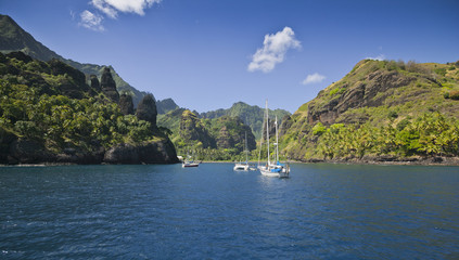 Segelyachten vor Anker in der Jungfrauenbucht, Insel Fatu Hiva, Marquesas Insel, Französisch...