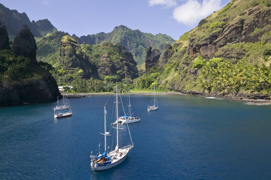 Segelyachten vor Anker in der Jungfrauenbucht, Insel Fatu Hiva, Marquesas Insel, Franz&ouml;sisch Polynesien