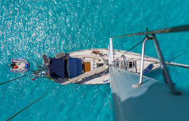 Segelyacht aus der Vogelperspektive am Ankerplatz im Cocos Keeling Atoll im Indischen Ozean