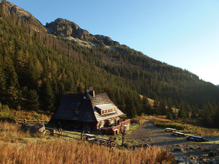 Tatry, Polska - Schronisko na Hali Kondratowej jesienią © Iwona